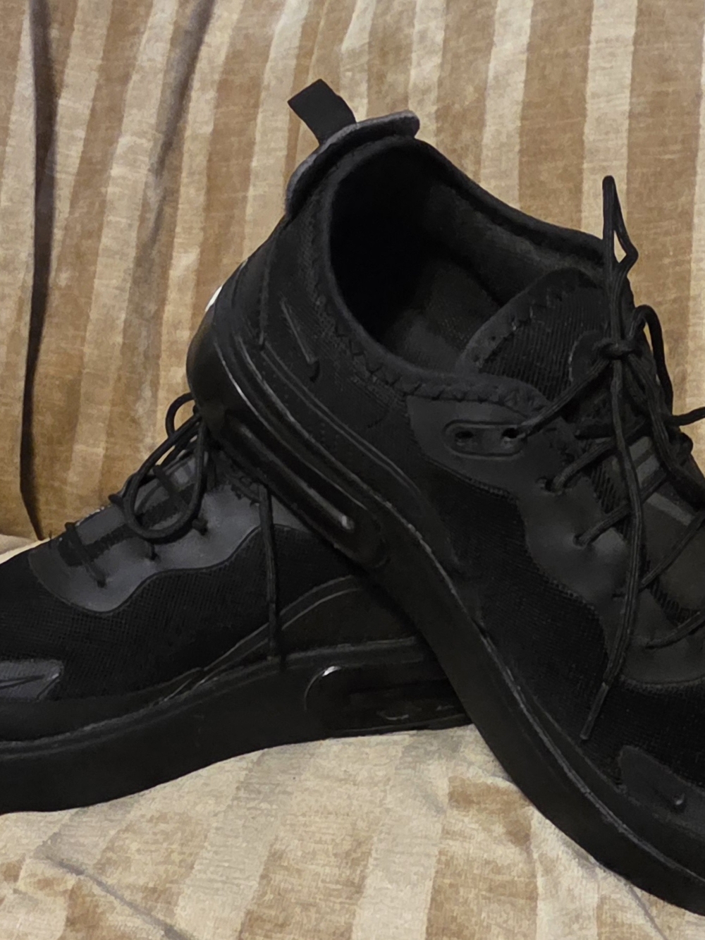 Nike Men's Black Low-Top Lace-Up Sneakers